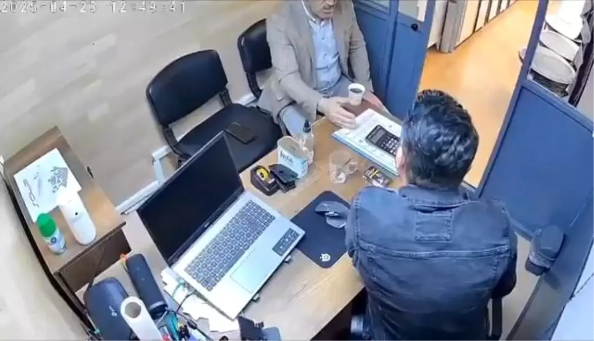 Bursa'da Deprem Panik Yarattı, Çayını Alan Müşteri Dışarı Kaçtı