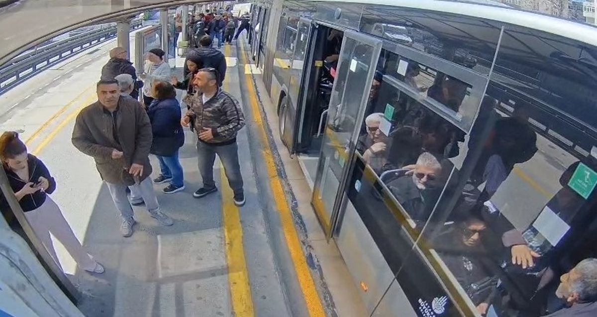 İstanbul'da 6,2 Büyüklüğündeki Deprem Metrobüste Korku Dolu Anlar Yarattı