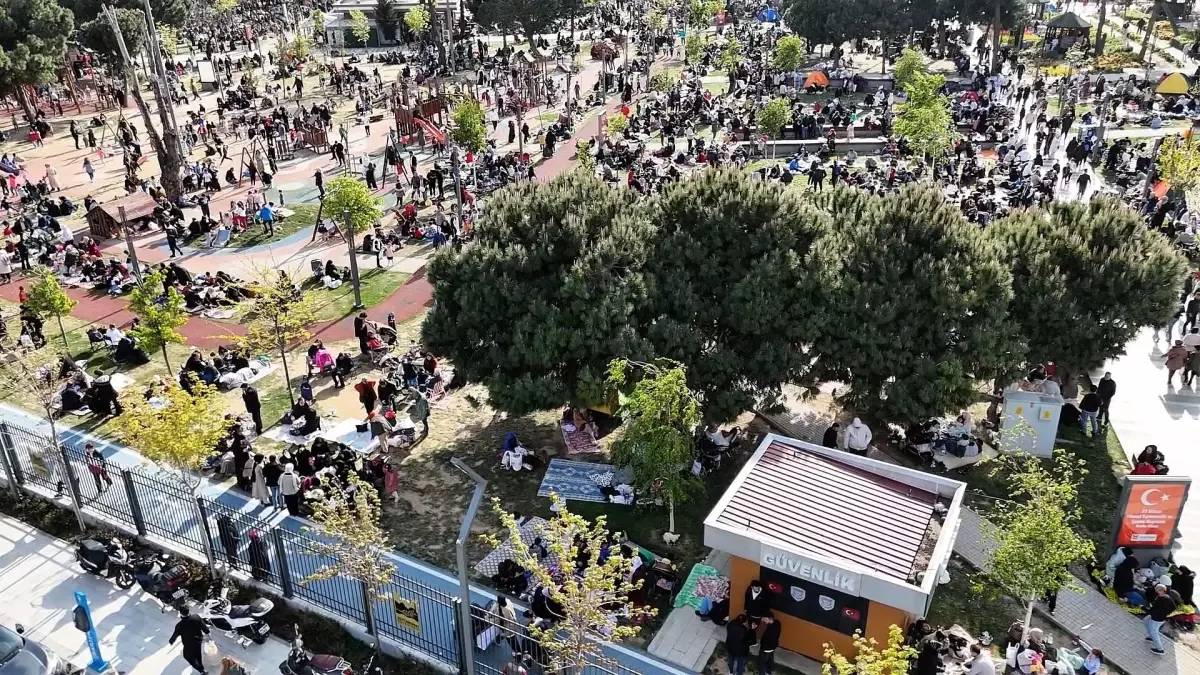 İstanbul'daki Depremin Ardından Parklarda Yoğunluk
