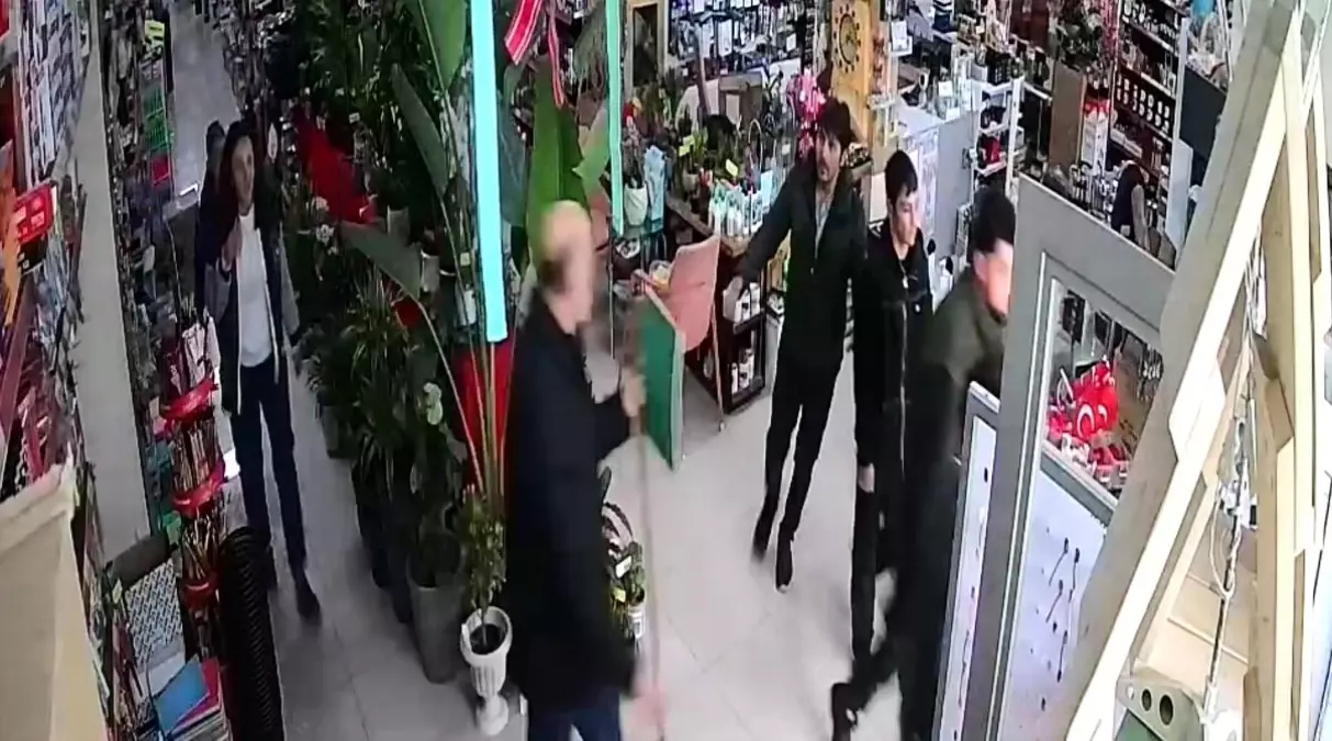 Düzce'de Deprem Anı Güvenlik Kameralarına Yansıdı
