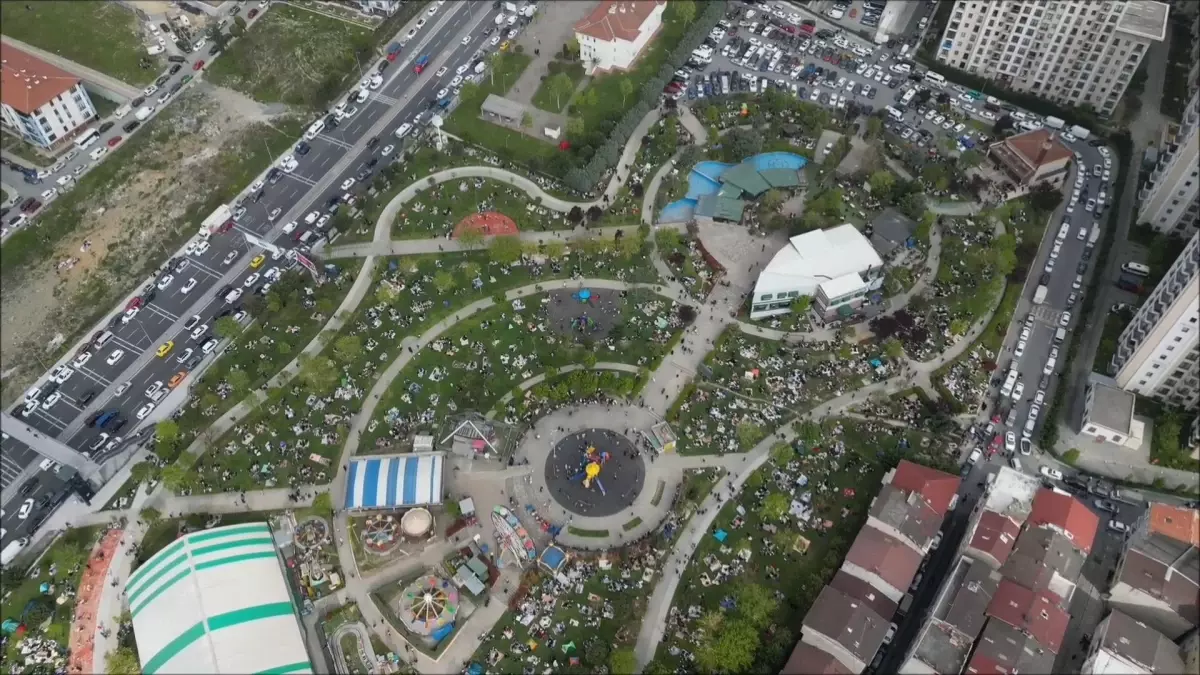 İstanbul'da Deprem Sonrası Parklara Akın