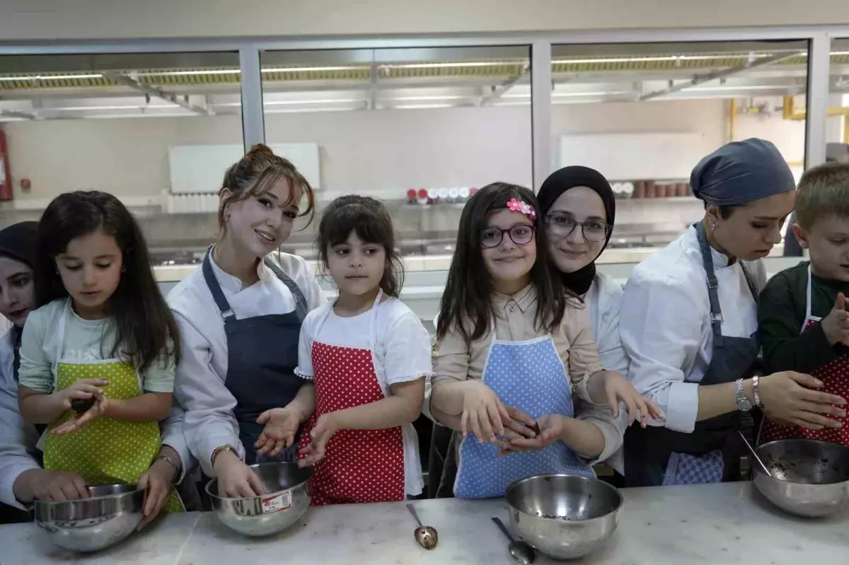 Anaokulu Öğrencileri Gümüşhane Üniversitesi'nde Kurabiye Yapma Etkinliği Gerçekleştirdi