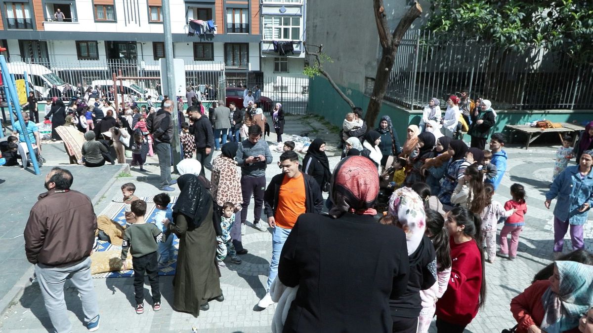 İstanbul'da 6,2 Büyüklüğünde Deprem: Vatandaşlar Parklara Akın Etti