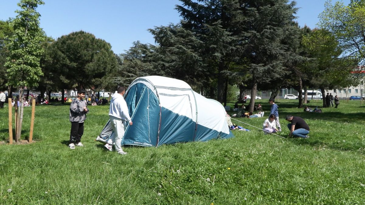 İstanbul'da 6,2 Büyüklüğünde Deprem: Vatandaşlar Yeşil Alanlarda Çadır Kurdu