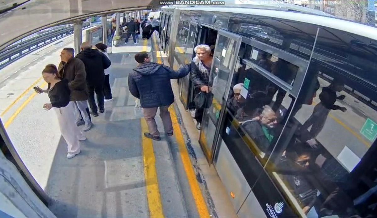 İstanbul'da 6,2 Büyüklüğündeki Deprem Metrobüste Panik Yarattı