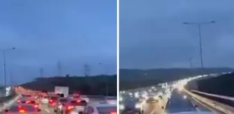 İstanbul'daki depremin ardından kentten ayrılmaya çalışan araçlar trafiği kilitledi