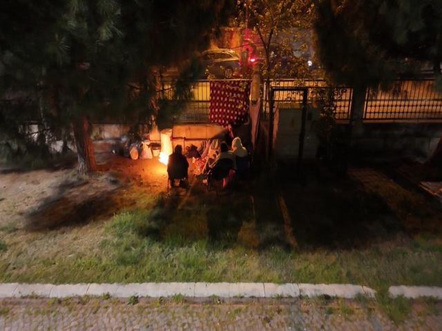 İstanbul'daki depremin ardından yurttaşlar parklara akın etti