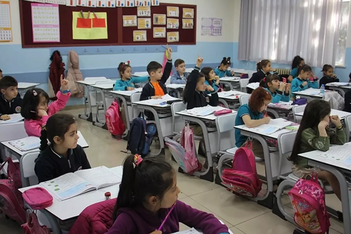 İstanbul'daki depremlerin ardından okullar tatil edilecek mi? Bakan Tekin açıkladı