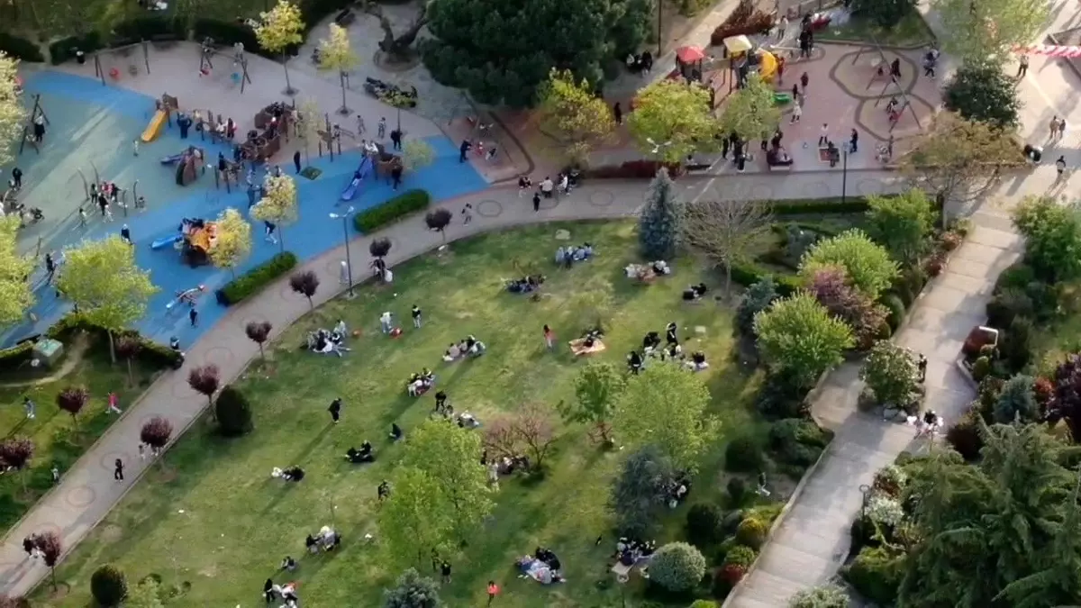 İstanbul'da Deprem Panik Yarattı, Vatandaşlar Parklara Akın Etti