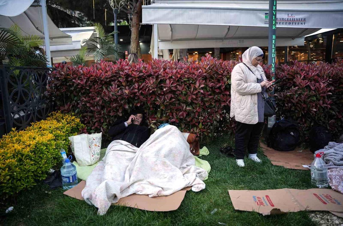 İstanbul'da Depremin Ardından Vatandaşlar Parklarda Geceyi Geçiriyor