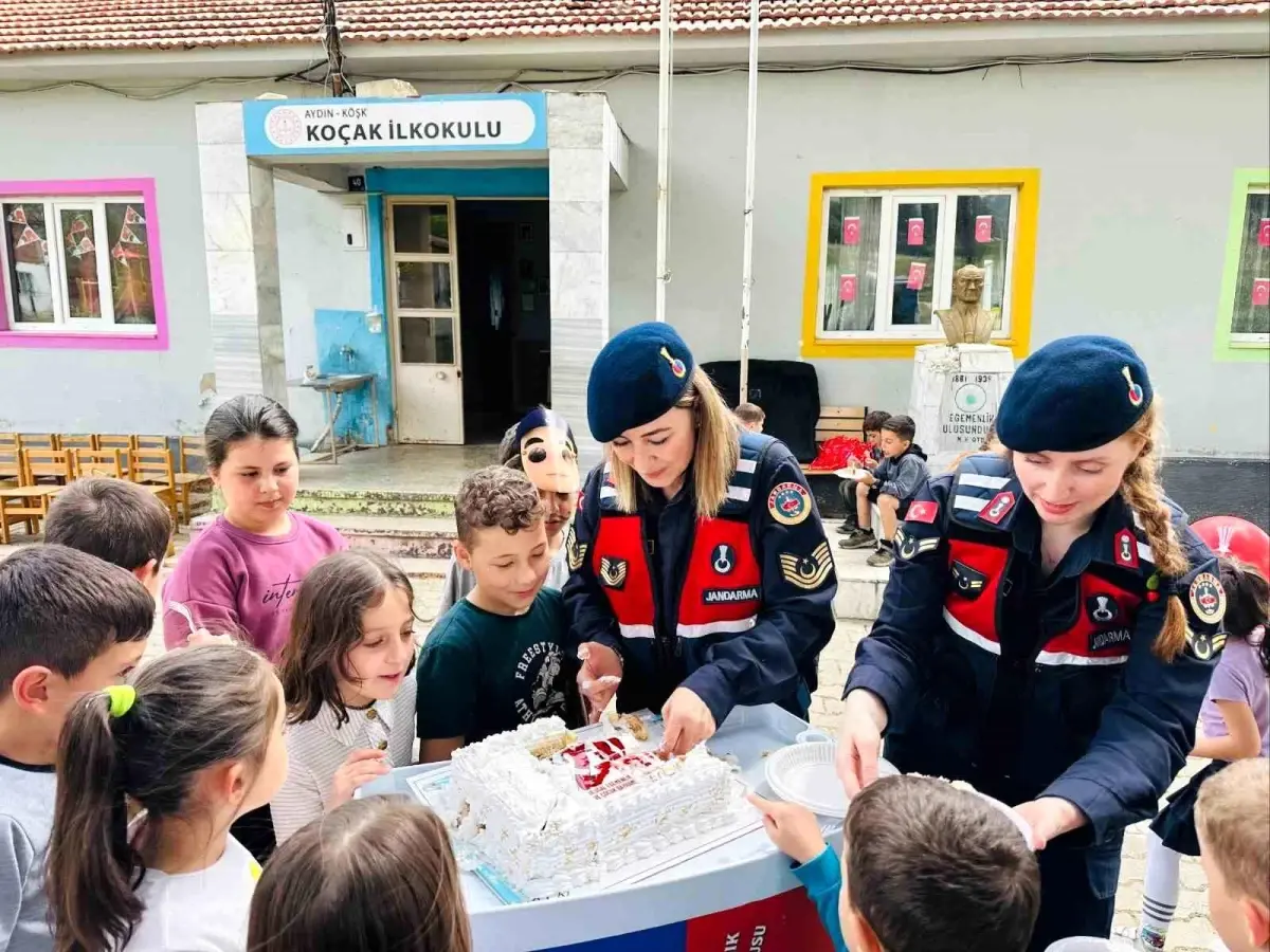 Jandarma Ekiplerinden 23 Nisan Sürprizi