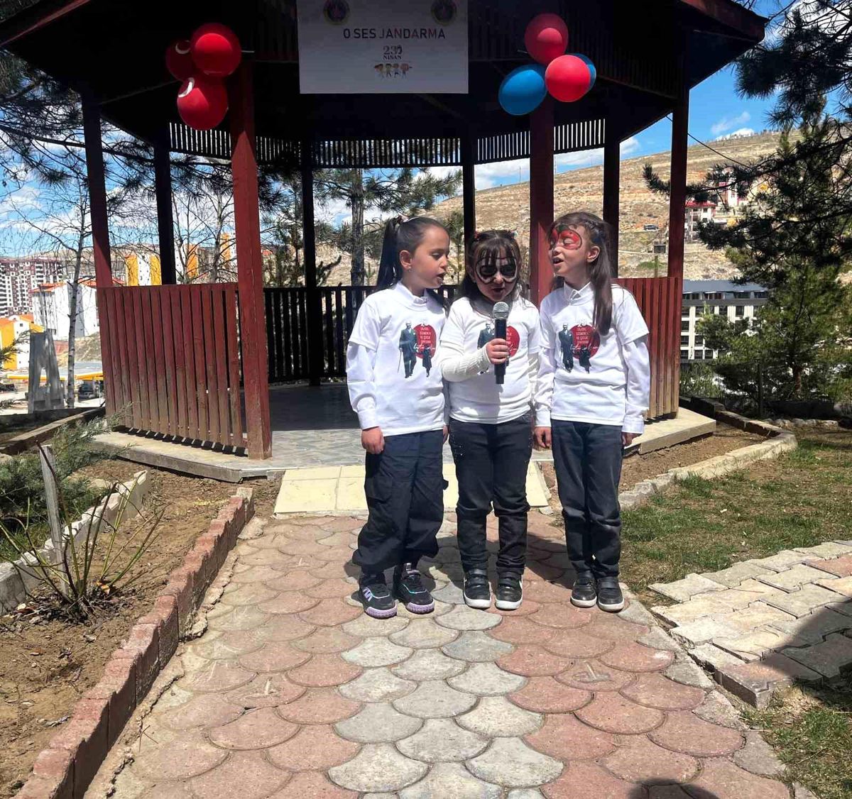 Bayburt'ta 23 Nisan Coşkusu: Jandarma Kutlama Programı Düzenledi