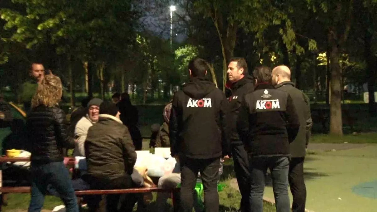 İstanbul'da Deprem Sonrası Vatandaşlar Kağıthane Mesire Parkı'nda Yaşamaya Başladı