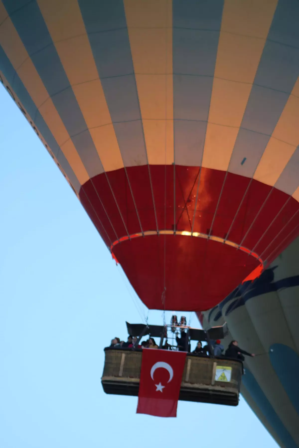 Kapadokya'da Sıcak Hava Balonları 23 Nisan'da Türk Bayrakları ile Havalandı