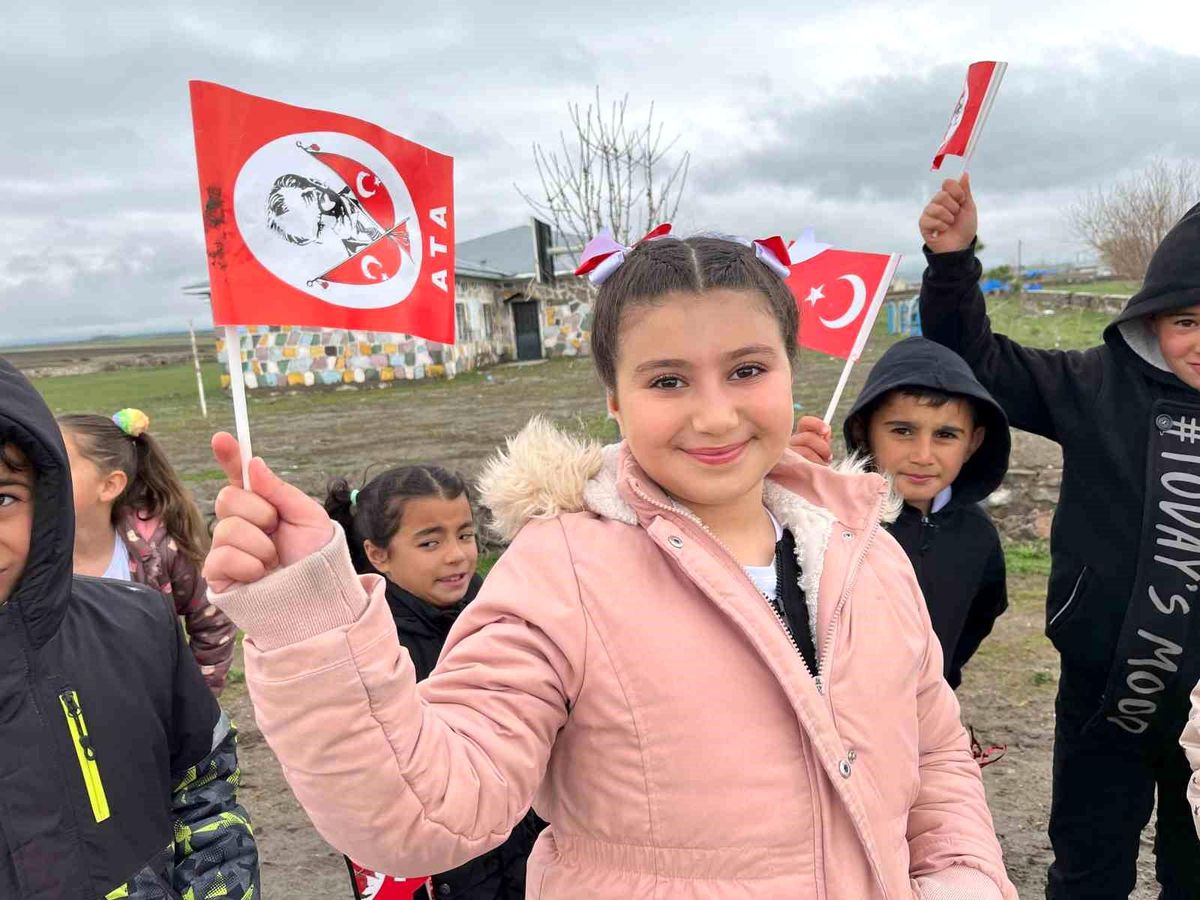 Kars'ta köy okulunda 23 Nisan coşkusu