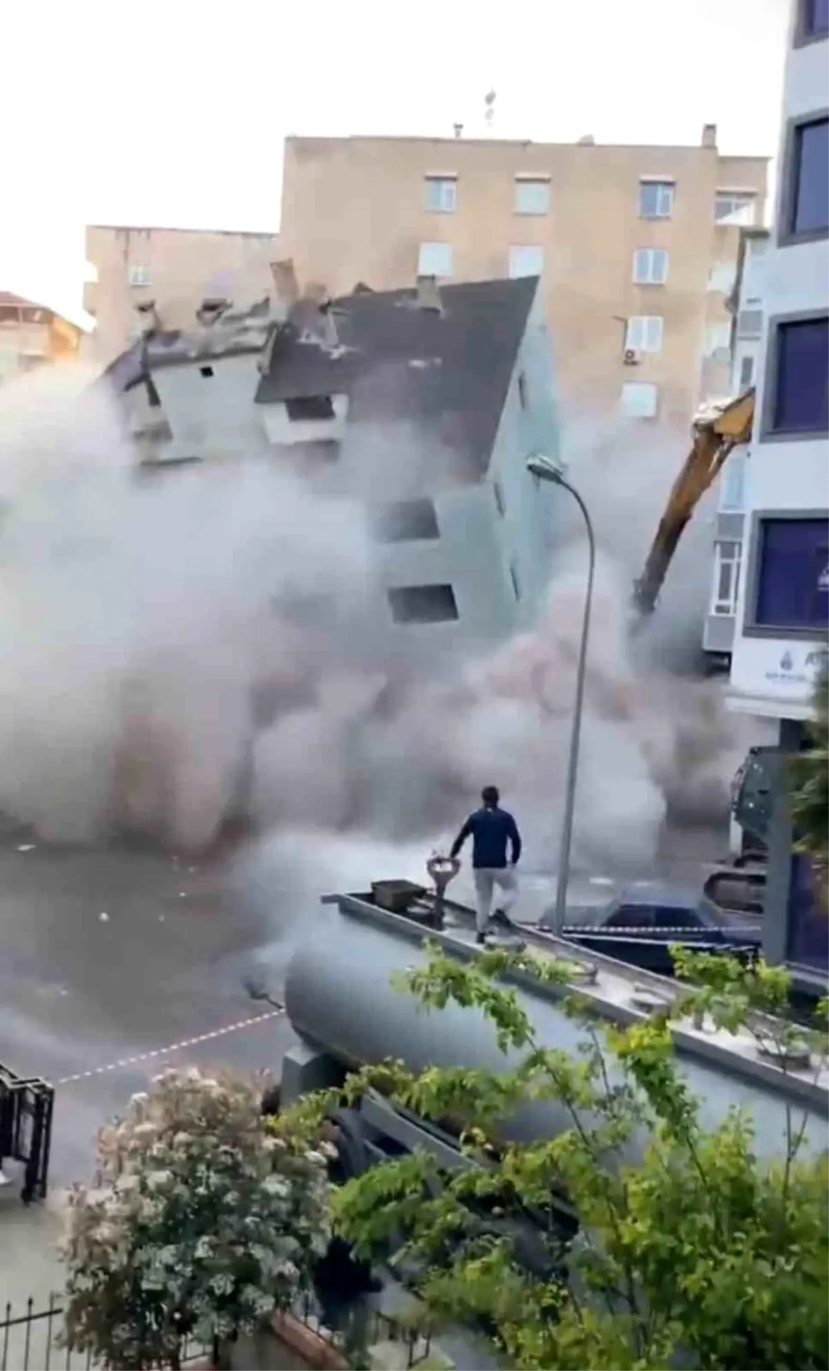 Kartal'da Yıkım Sırasında Bina Çöktü