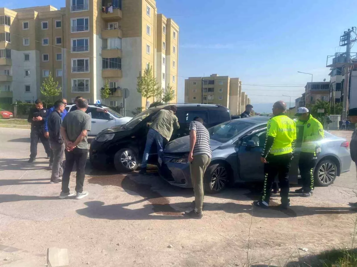 Kocaeli'de Trafik Kazası: 3 Yaralı