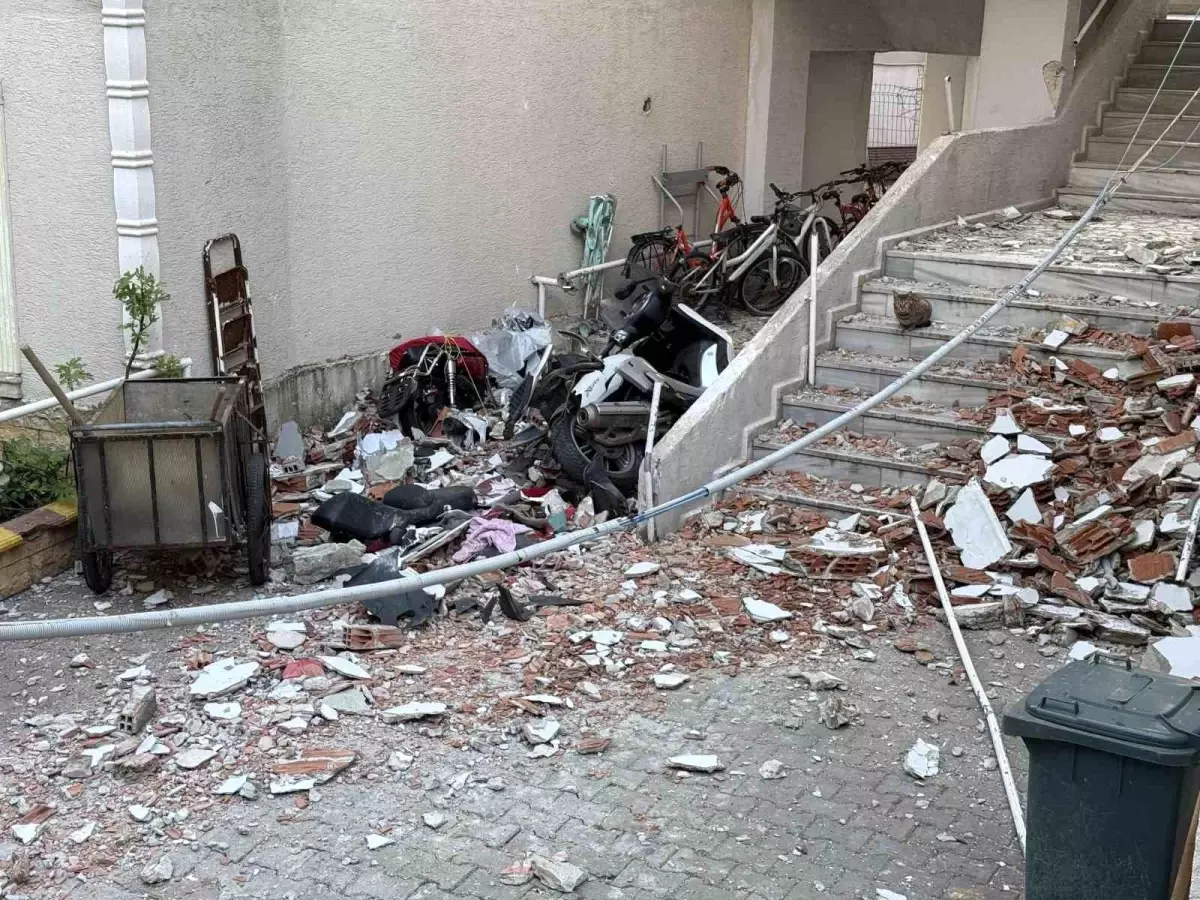 Silivri Açıklarında Meydana Gelen Depremde Bina Duvarları Yıkıldı