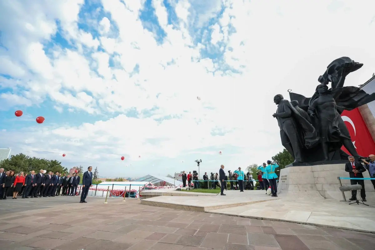 TBMM Başkanı Numan Kurtulmuş, 23 Nisan Töreninde Çelenk Bıraktı