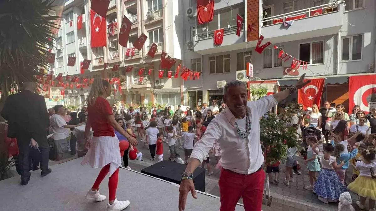 Marmaris'in '23 Nisan Dedesi' Salih Yazgan, Bayram Coşkusunu Çocuklarla Paylaştı