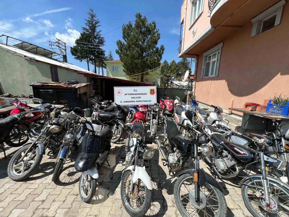 Afyonkarahisar'da Çalıntı Motosiklet Operasyonu: 44 Motosiklet Ele Geçirildi