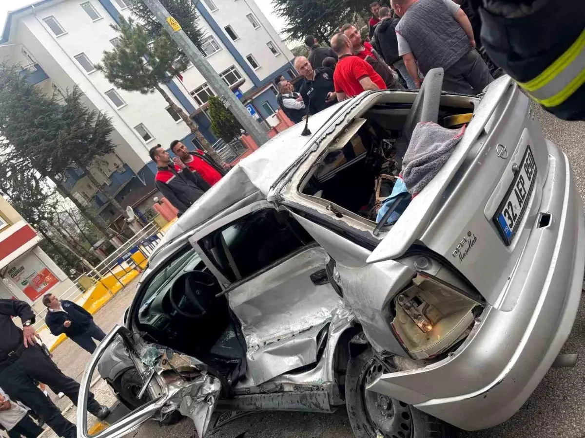 Isparta'da Otobüse Çarpan Araçta Sürücü Hayatını Kaybetti