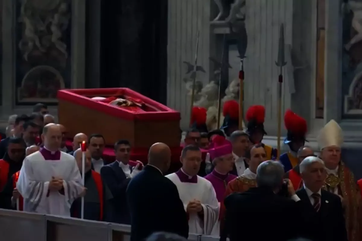 Papa Franciscus'un naaşı Aziz Petrus Bazilikası'nda! On binler naaşı görmek için Vatikan'a akın etti