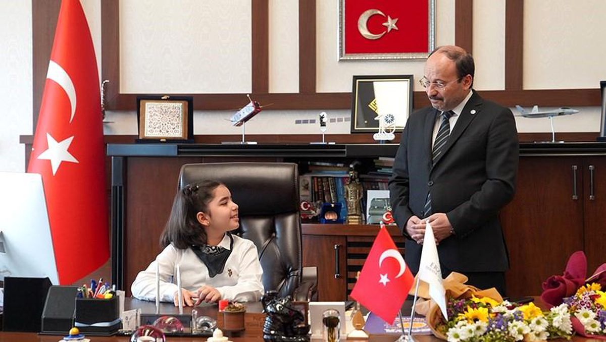 Rektör Çocuklara Bayram Hediyesi Olarak Makamını Devretti