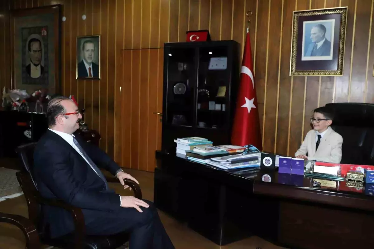 Atatürk Üniversitesi'nde 23 Nisan Coşkusu: Minik Rektör Ahmet Enes