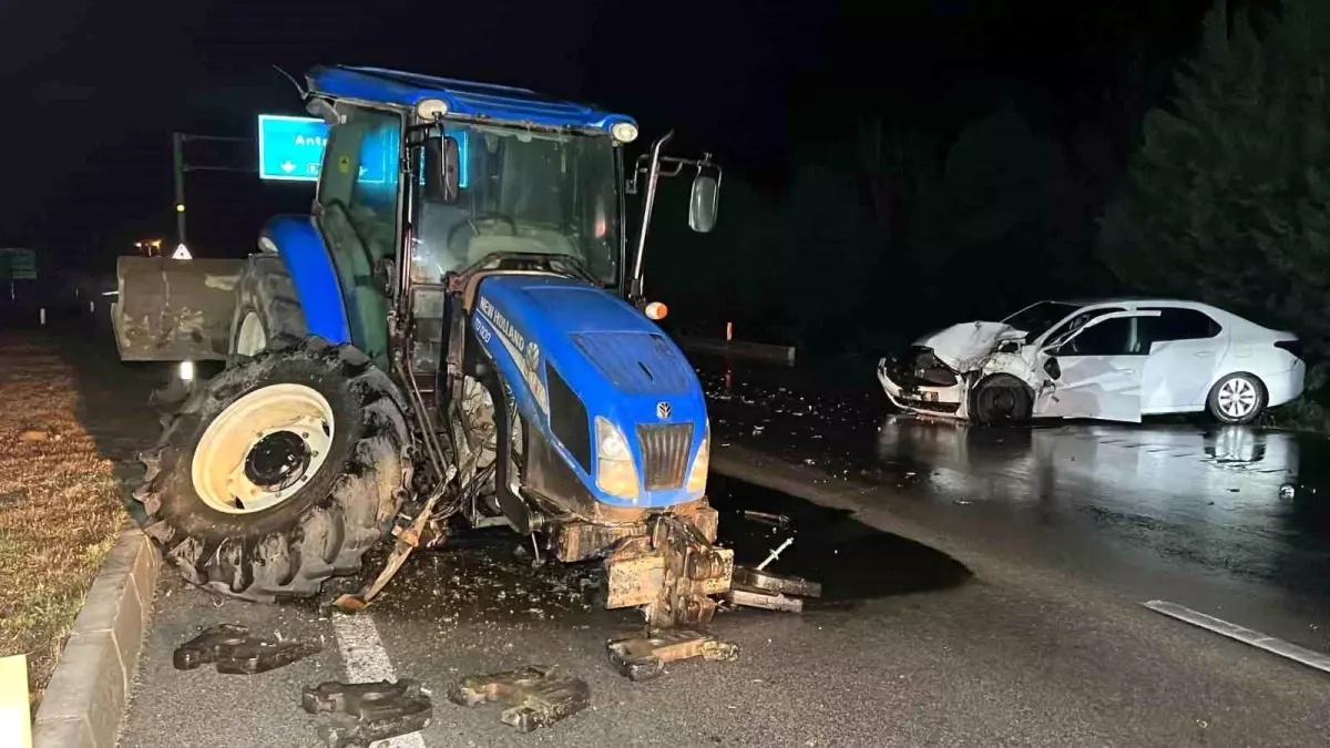 Burdur'da Ters Yönde İlerleyen Traktör Otomobile Çarpıldı: 2 Yaralı