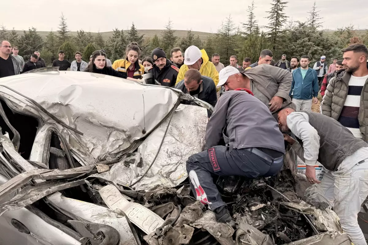 Tırla çarpışan otomobil hurdaya döndü: 1 ölü, 1 yaralı