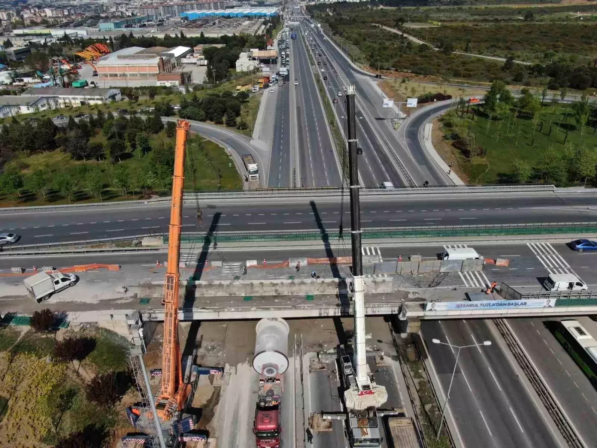 Tuzla'da E5 Karayolu'nda Tır Sıkıştı, Kilometrelerce Araç Kuyruğu Oluştu