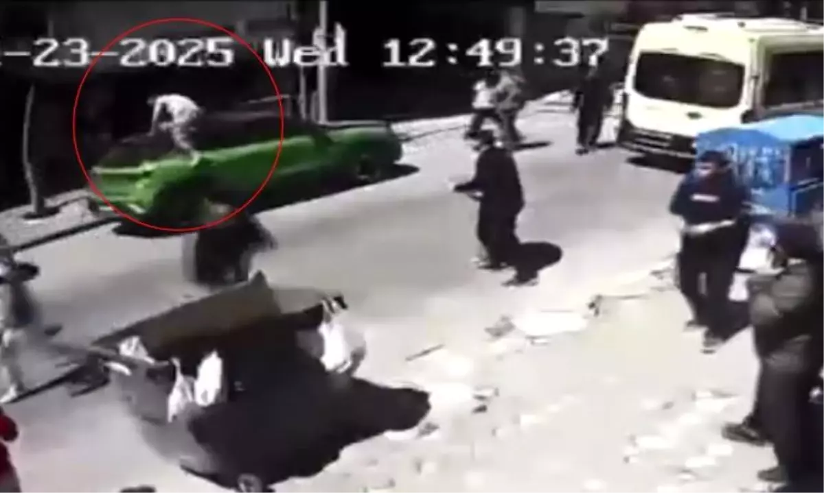 İstanbul'da Deprem Anında Balkondan Atlayan Genç Güvenlik Kamerasında
