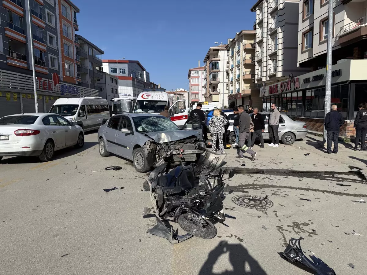 Çubuk'ta Otomobil ile Motosiklet Çarpıştı: İki Yaralı