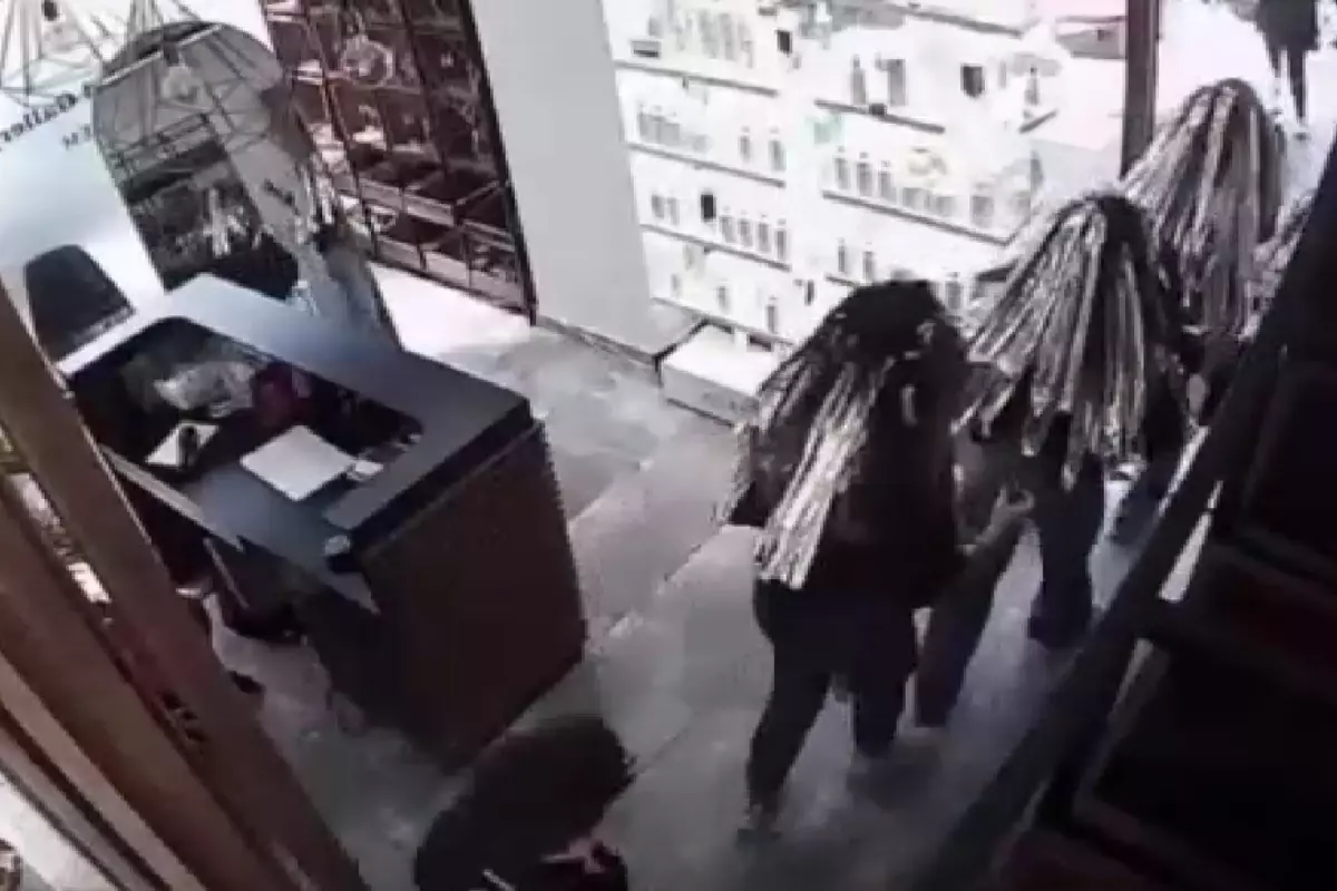6.2'lik depreme saçlarını boyatırken yakalandılar