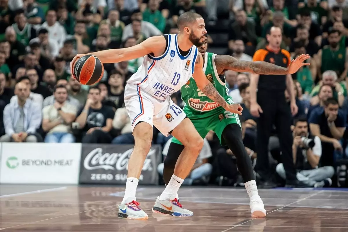 Anadolu Efes, Panathinaikos'u Mağlup Ederek Seriyi 1-1 Eşitledi