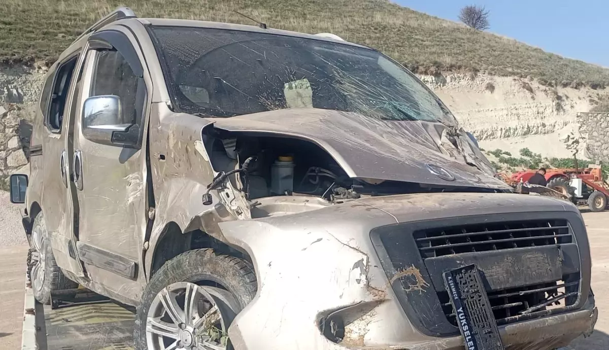Ankara'da Kontrolden Çıkan Otomobilin Devrilmesi Sonucu 2 Yaralı