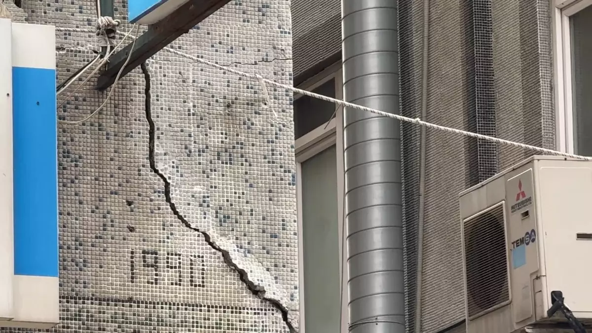 Silivri'deki Depremin Ardından Avcılar'da Binaya Mühürleme