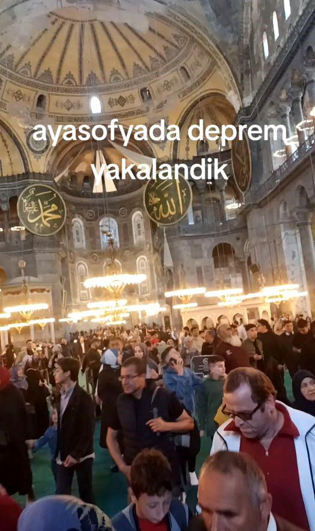 İstanbul'da 6.2 Büyüklüğündeki Deprem Ayasofya'da Panik Yarattı