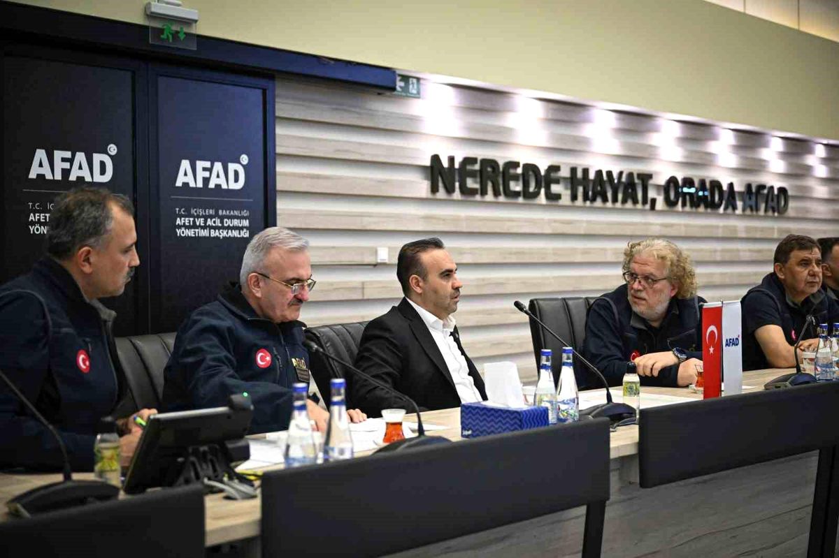 Bakan Kacır'dan AFAD Ziyareti: Deprem Gelişmeleri Takip Ediliyor