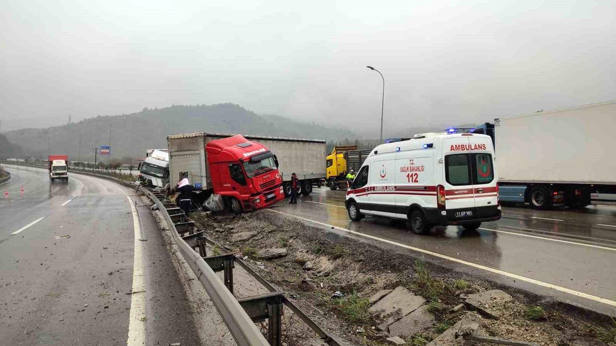 Bilecik'te Tır Çarpışması: 1 Yaralı