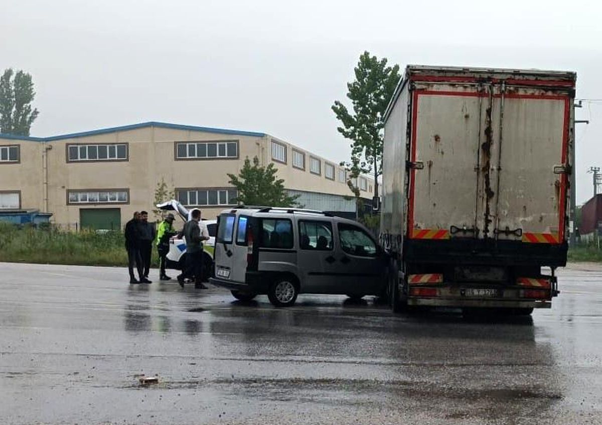 İnegöl'de Kamyonla Çarpışan Hafif Ticari Araçta Sürücü Yaralandı