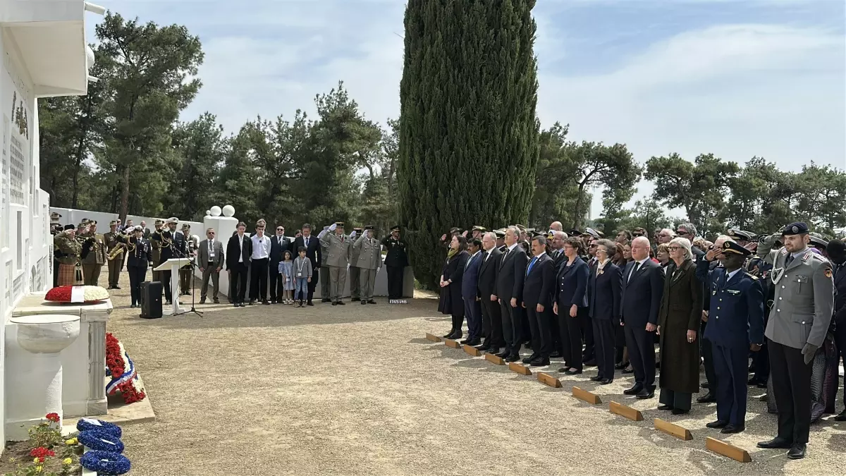FRANSIZ VE İNGİLİZ ANITINDA TÖREN