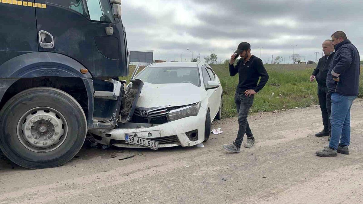 Tekirdağ'da Mıcırlı Yolda Kaza: Sürücü Yaralandı