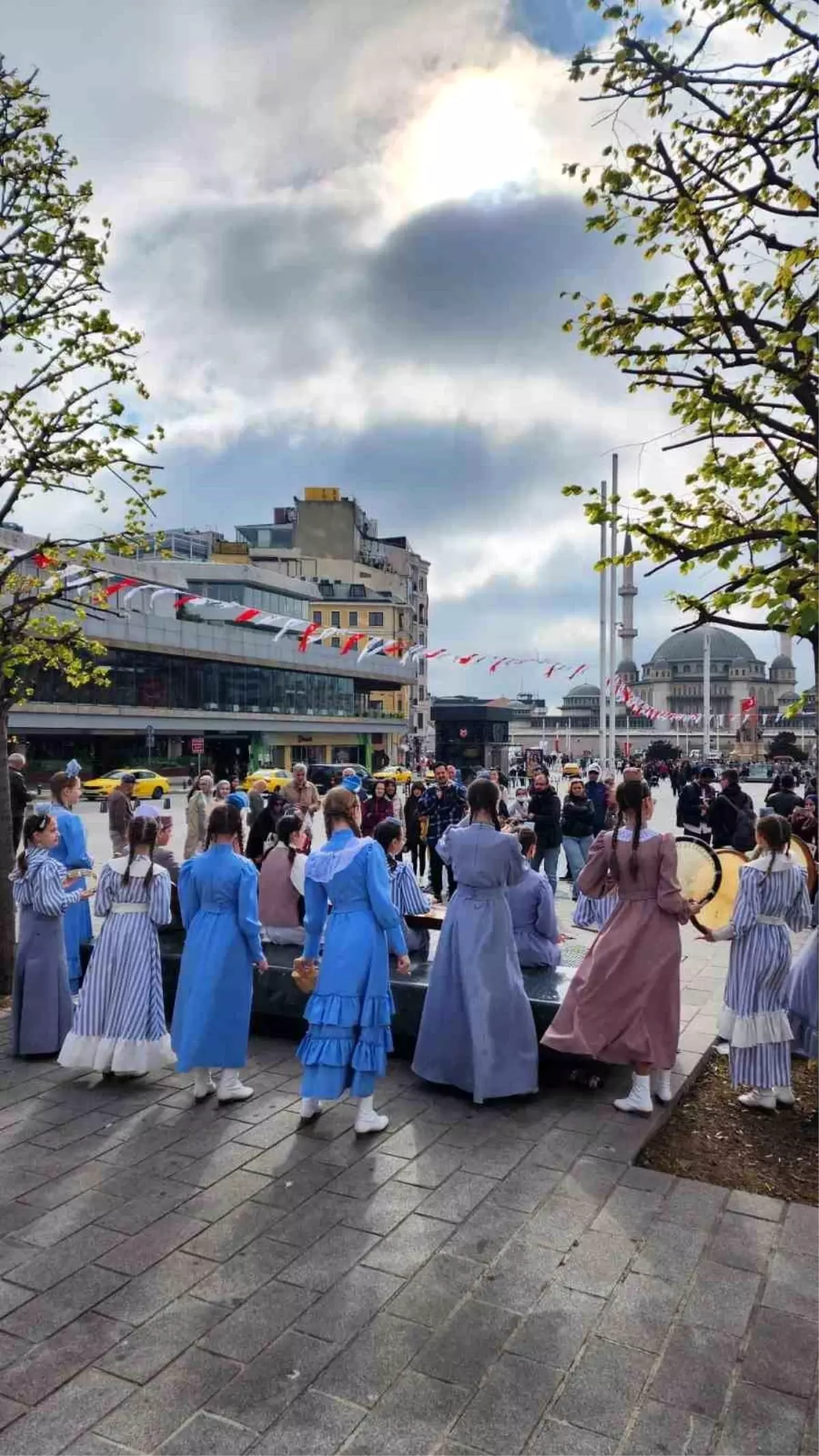 Deprem Sonrası Taksim'de Renkli Gösteri
