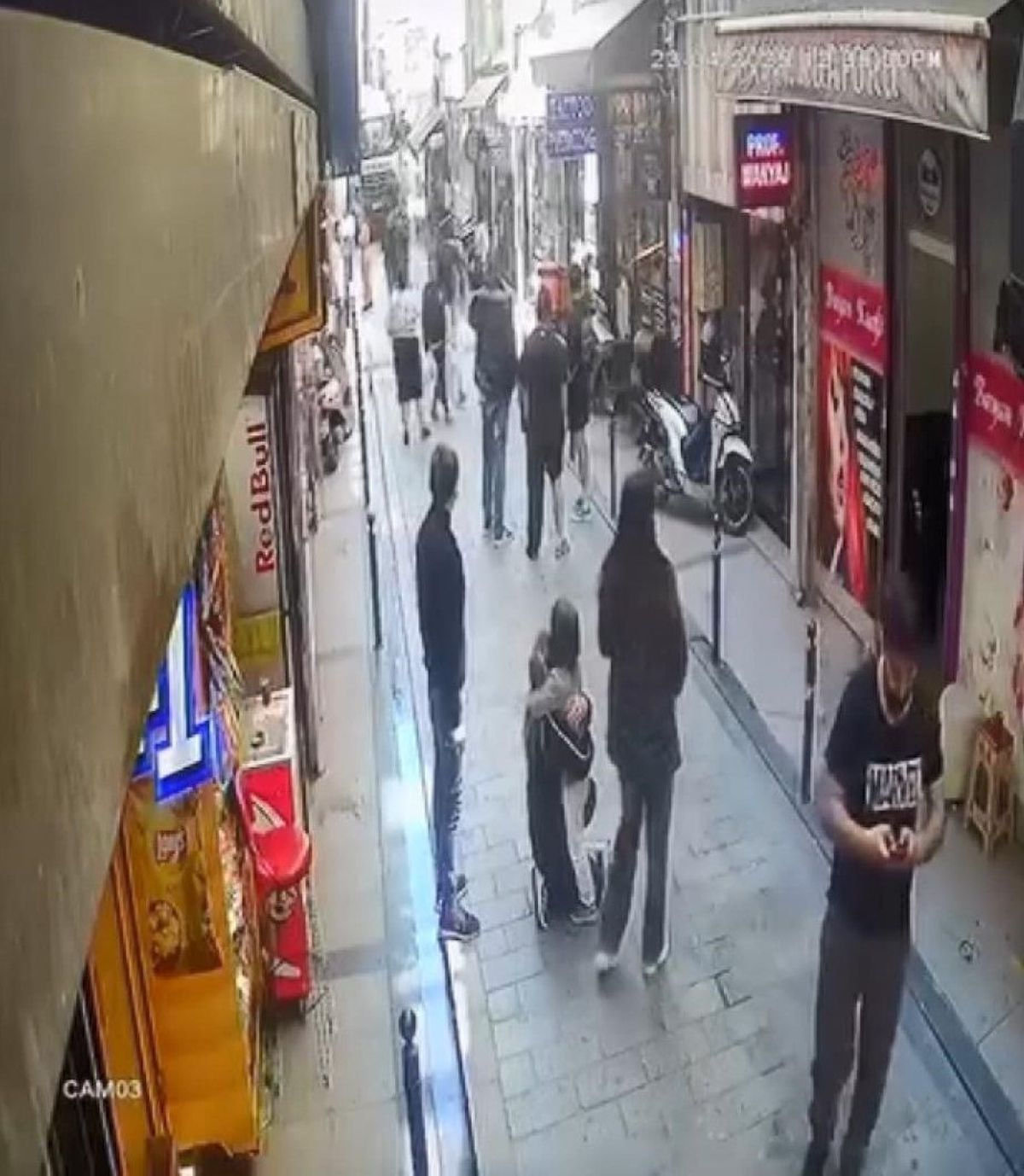 İstanbul'da 6.2 Büyüklüğündeki Deprem Anları Güvenlik Kameralarına Yansıdı