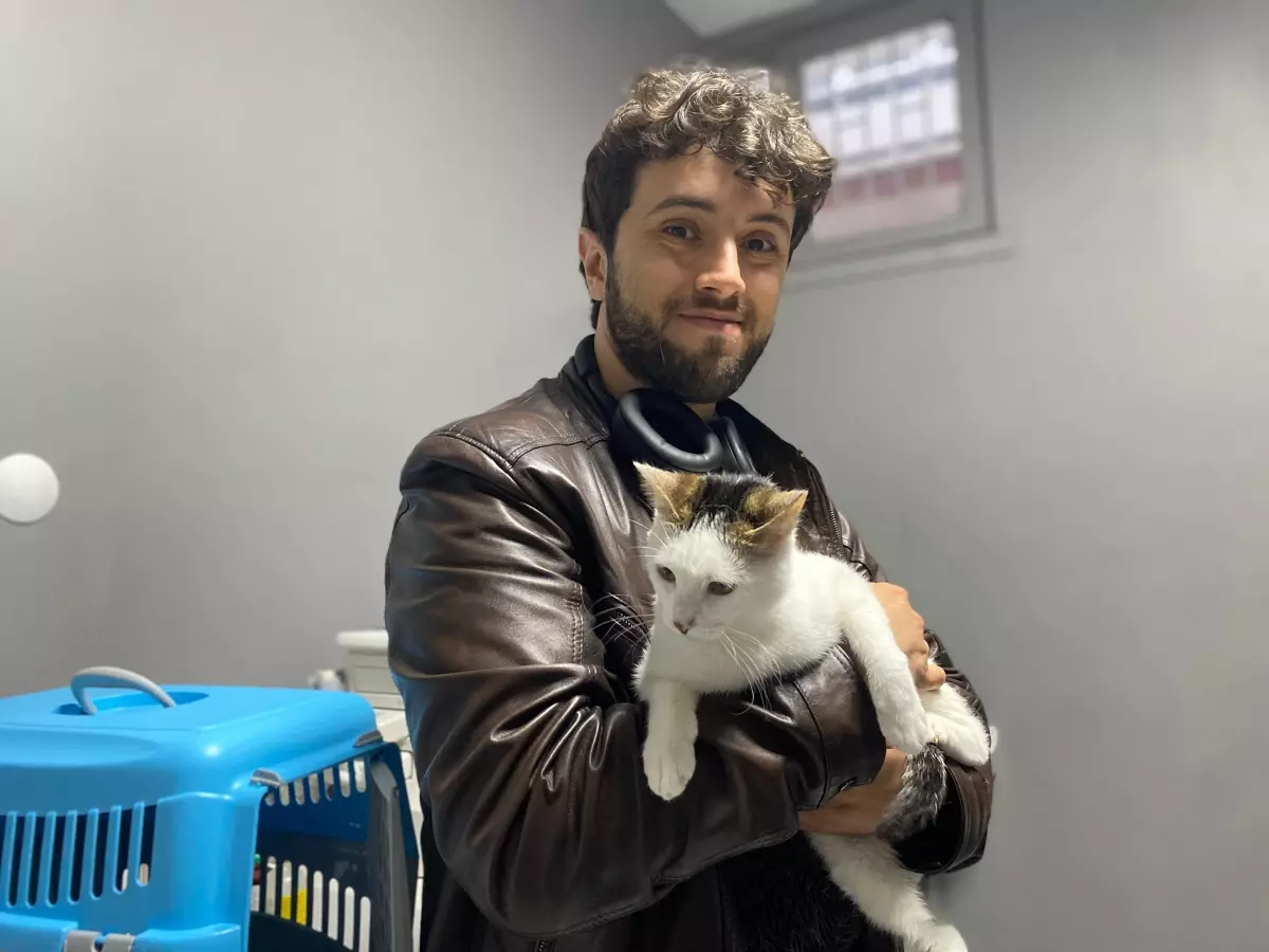 Esenboğa Havalimanı'ndan Kurtarılan Kedi, Mühendis Şükrü Esen Tarafından Sahiplendi