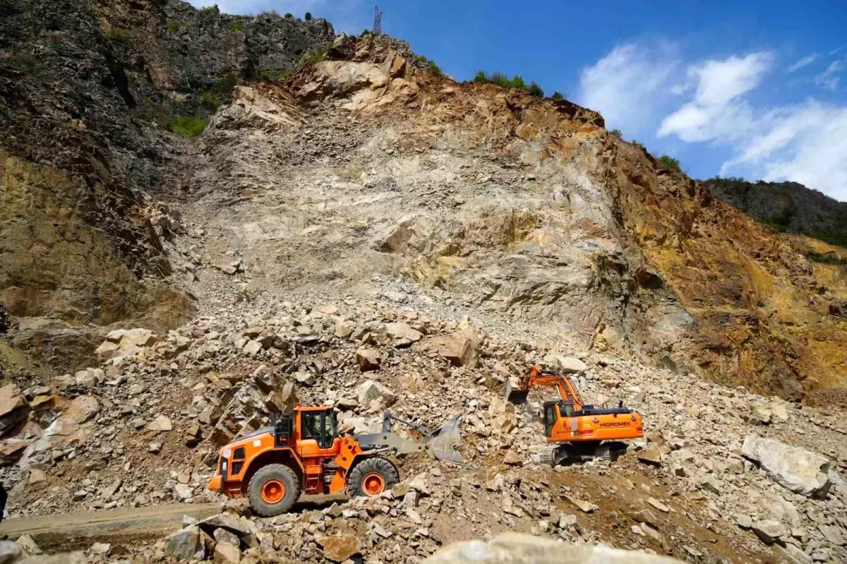 Gümüşhane'deki Heyelan Sonrası Karayolu Temizlik Çalışmaları Devam Ediyor