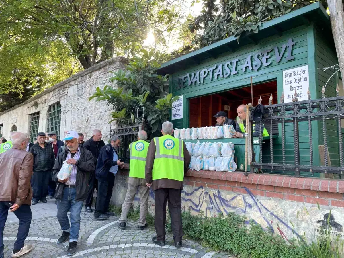 İstanbul Tophane'de Sıcak Yemek Dağıtımı Devam Ediyor