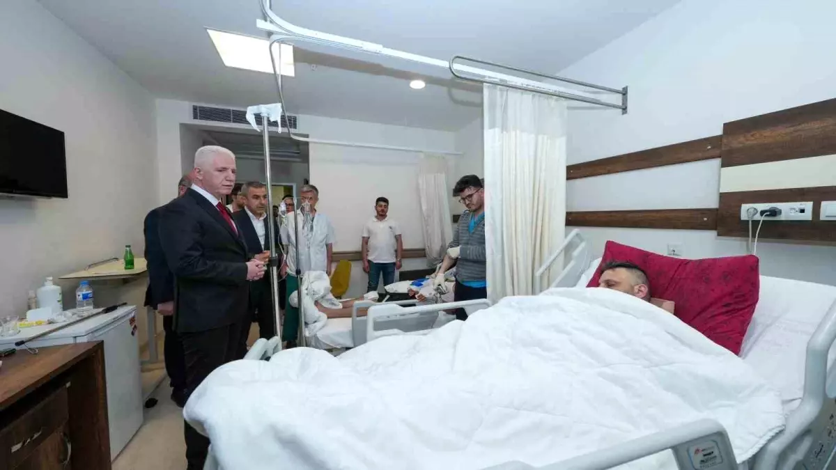 İstanbul Valisi Davut Gül Silivri Depreminin Yaralılarını Ziyaret Etti